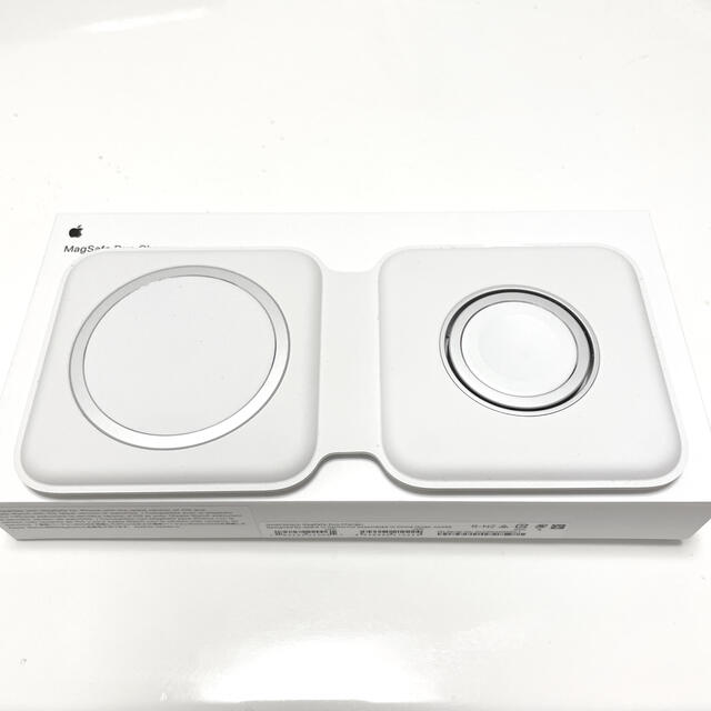 Apple(アップル)のMagSafeデュアル充電パッド スマホ/家電/カメラのスマートフォン/携帯電話(バッテリー/充電器)の商品写真