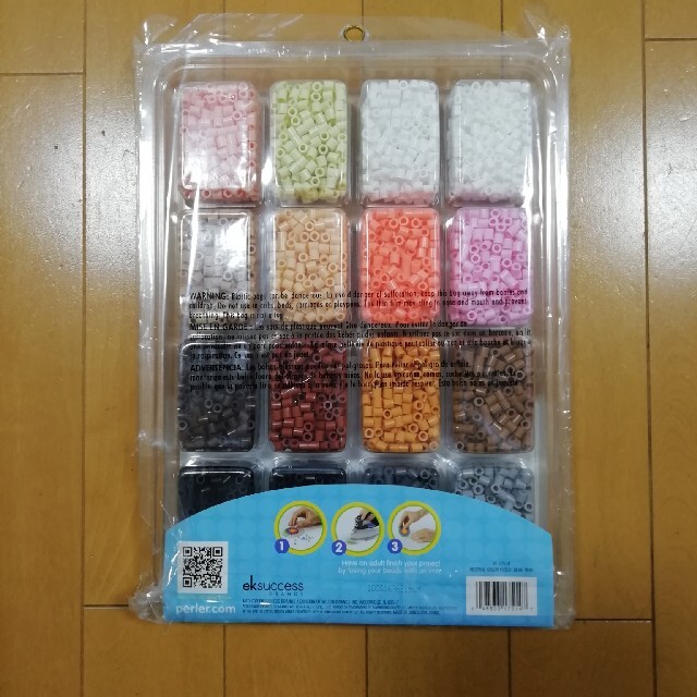 Perler ビーズ14色セット キッズ/ベビー/マタニティのおもちゃ(知育玩具)の商品写真