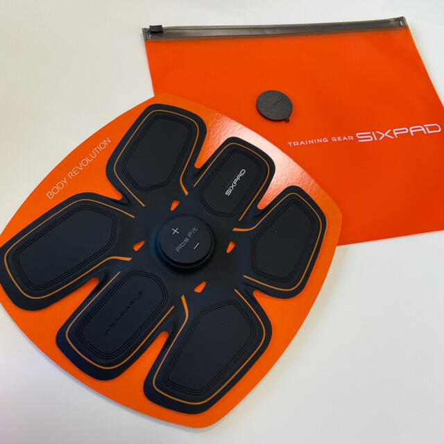 SIXPAD(シックスパッド)の《消毒・電池交換済》シックスパッド本体&ケース スポーツ/アウトドアのトレーニング/エクササイズ(トレーニング用品)の商品写真