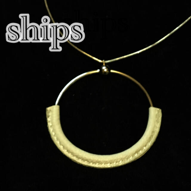 SHIPS(シップス)のシップスships ゴールド×革　フープネックレス レディースのアクセサリー(ネックレス)の商品写真