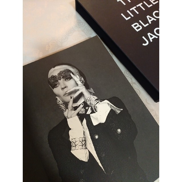 CHANEL(シャネル)の【レア】CHANEL 写真集 THE LITTLE BLACK JACKET エンタメ/ホビーの本(洋書)の商品写真