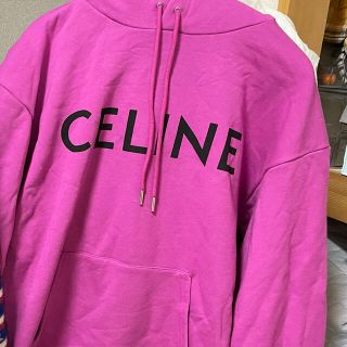 セリーヌ(celine)のCELINE セリーヌ オーバーロゴパーカー ピンク Lisa登坂着 xs(パーカー)