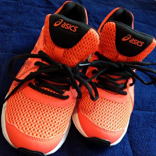 asics(アシックス)のasics　スニーカー　24.5 キッズ/ベビー/マタニティのキッズ靴/シューズ(15cm~)(スニーカー)の商品写真