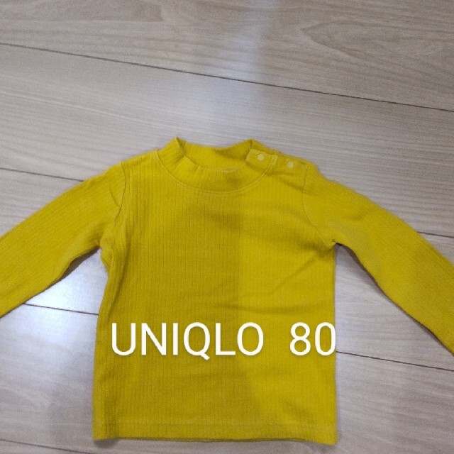 UNIQLO(ユニクロ)の美品 ユニクロ リブハイネックT 80 キッズ/ベビー/マタニティのベビー服(~85cm)(シャツ/カットソー)の商品写真