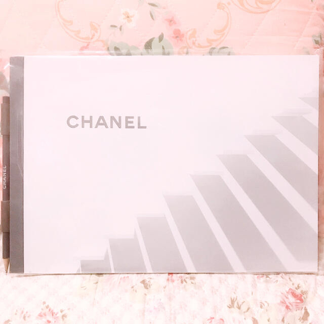 CHANEL(シャネル)の完売御礼!!大小セット❗️【非売品★シャネル】ノート＆えんぴつ エンタメ/ホビーのコレクション(ノベルティグッズ)の商品写真