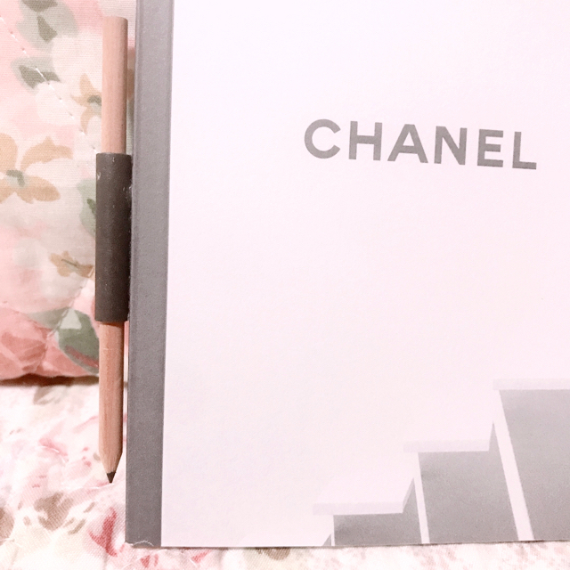 CHANEL(シャネル)の完売御礼!!大小セット❗️【非売品★シャネル】ノート＆えんぴつ エンタメ/ホビーのコレクション(ノベルティグッズ)の商品写真