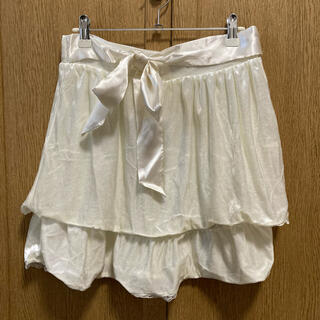トゥララ(TRALALA)のTRALALA トゥララ　スカート　新品　白色　光沢あり　リボン付き(ミニスカート)