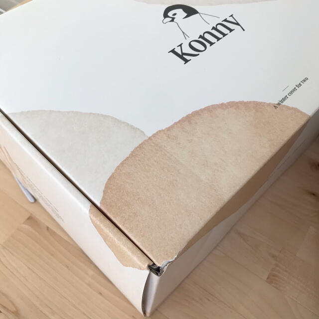 コニー　konny 防寒ケープ　抱っこひもケープ　ベージュ　試着のみ キッズ/ベビー/マタニティの外出/移動用品(抱っこひも/おんぶひも)の商品写真