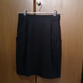 ストロベリーフィールズ(STRAWBERRY-FIELDS)の黒　スカート(ひざ丈スカート)