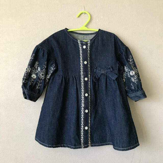 BeBe(ベベ)の【新品】Bebeデニム地ワンピース・90サイズ キッズ/ベビー/マタニティのキッズ服女の子用(90cm~)(ワンピース)の商品写真