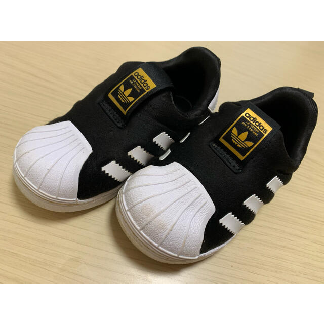 adidas(アディダス)のadidas スニーカー キッズ/ベビー/マタニティのキッズ靴/シューズ(15cm~)(スニーカー)の商品写真