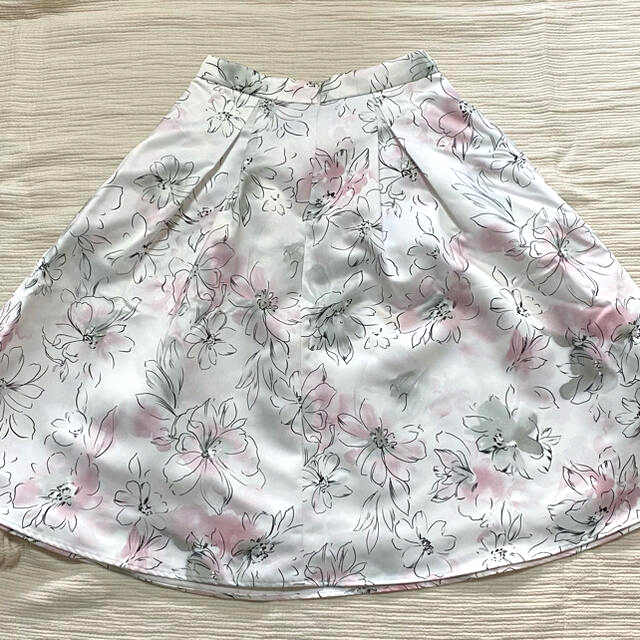 JUSGLITTY(ジャスグリッティー)の白ぼかしフラワー柄フレアスカート レディースのスカート(ひざ丈スカート)の商品写真