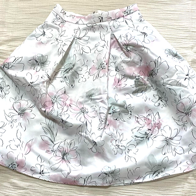 JUSGLITTY(ジャスグリッティー)の白ぼかしフラワー柄フレアスカート レディースのスカート(ひざ丈スカート)の商品写真