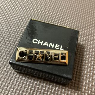 シャネル(CHANEL)の3/5まで値下げ！ CHANEL ロゴ ブローチ(ブローチ/コサージュ)