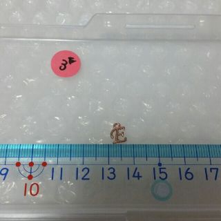 新品　ピンクゴールド　イニシャル［３］花文字E　ハンドメイド用(各種パーツ)