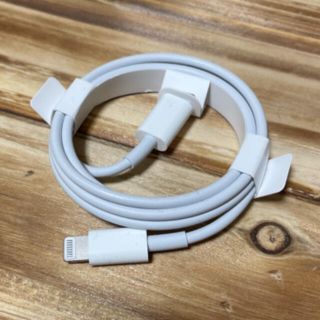 アップル(Apple)のApple USB-C to Lightning Cable 1m 純正品です！(バッテリー/充電器)