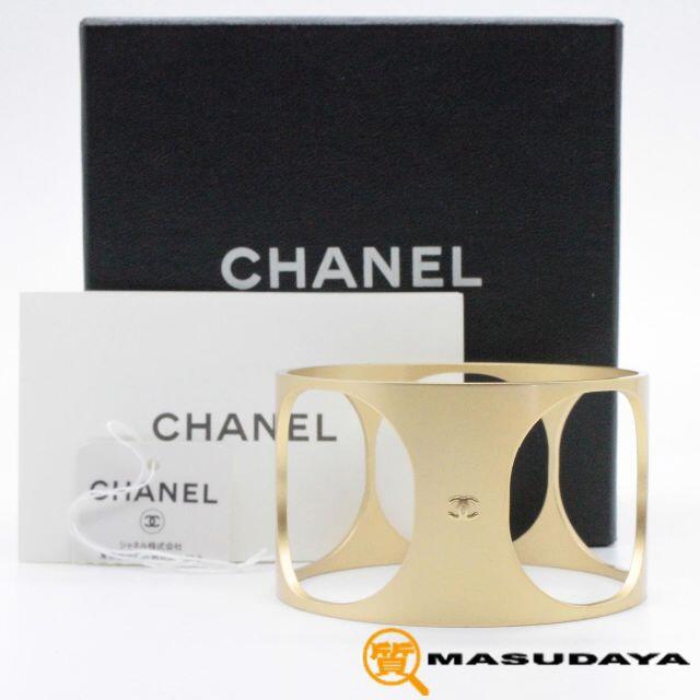 CHANEL(シャネル)のシャネルマットゴールドバングル【未使用保管品】 レディースのアクセサリー(ブレスレット/バングル)の商品写真