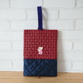 ファミリア(familiar)の【ハンドメイド】フラワーワッペン付シューズバッグ 紺キルト×赤チェック(バッグ/レッスンバッグ)