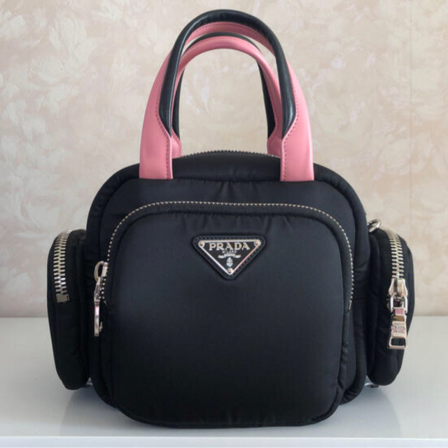 PRADA - (値下げ受付ます)PRADAピンク黒レザーハンドル黒ナイロンポケットバッグ