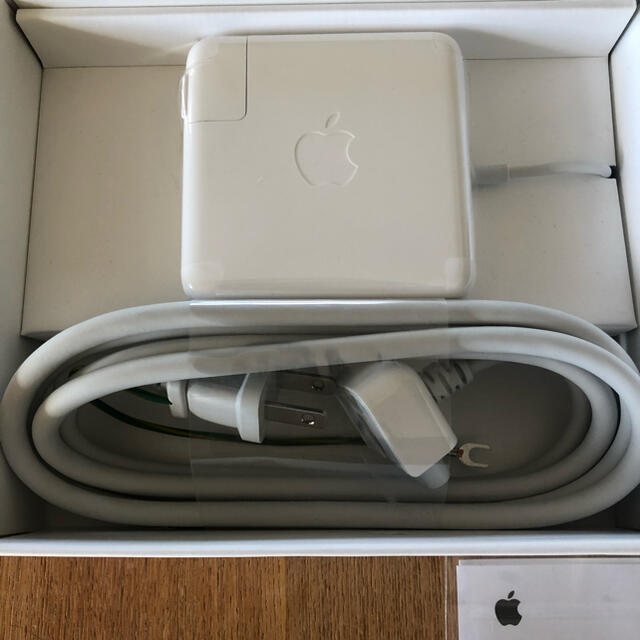 Apple(アップル)の【純正・新品】Apple Mac用 MagSafe 充電器 85W  スマホ/家電/カメラのスマートフォン/携帯電話(バッテリー/充電器)の商品写真
