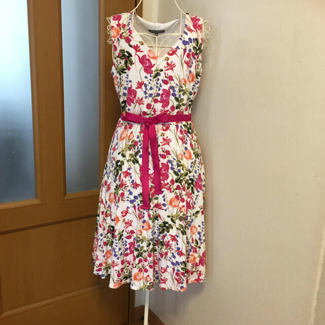 LAURA ASHLEY(ローラアシュレイ)の♡ローラアシュレイワンピース美品♡ レディースのワンピース(ひざ丈ワンピース)の商品写真