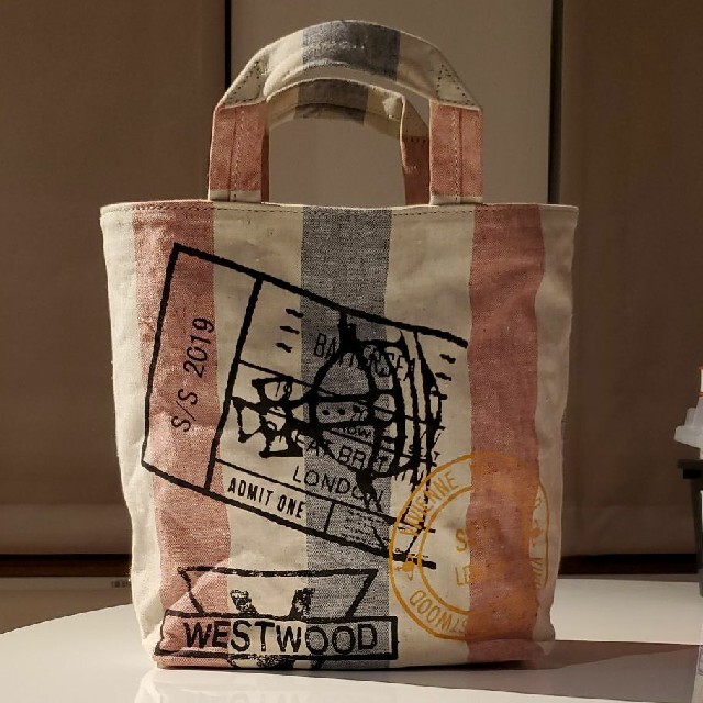 Vivienne Westwood(ヴィヴィアンウエストウッド)のヴィヴィアン・ウエストウッド スタンプホワイトトートバッグ レディースのバッグ(トートバッグ)の商品写真