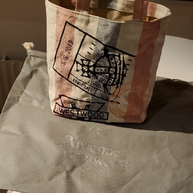 Vivienne Westwood(ヴィヴィアンウエストウッド)のヴィヴィアン・ウエストウッド スタンプホワイトトートバッグ レディースのバッグ(トートバッグ)の商品写真