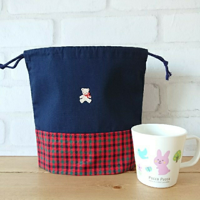 familiar(ファミリア)の【ハンドメイド】リボンくまさんコップ巾着 赤チェック 2/28まで  ハンドメイドのキッズ/ベビー(外出用品)の商品写真