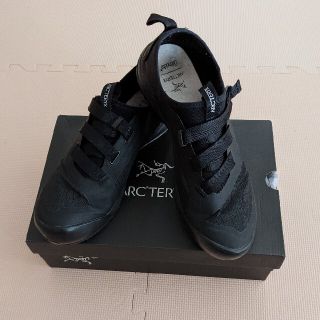 アークテリクス(ARC'TERYX)のアークテリクス　アラキス Black　28.5 美品(スニーカー)