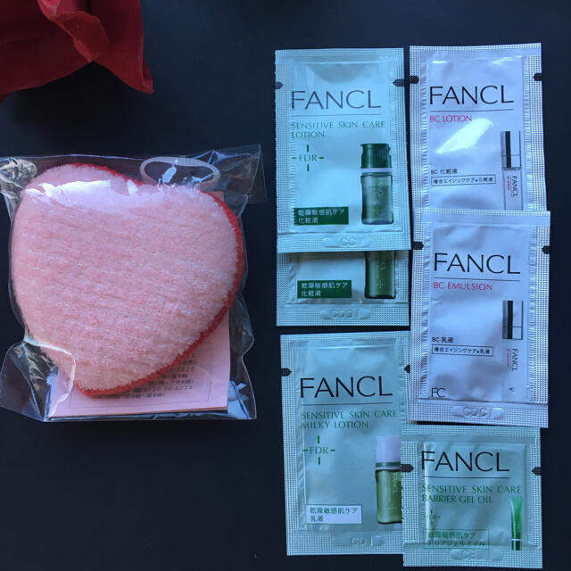 FANCL(ファンケル)のファンケル、洗顔パフ　乾燥肌用化粧水、乳液など6品サンプル付き コスメ/美容のスキンケア/基礎化粧品(洗顔ネット/泡立て小物)の商品写真