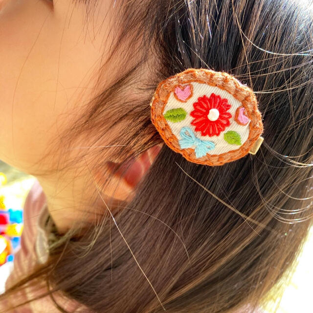 刺繍　ヘアアクセサリー　ヘアクリップ　ハンドメイド ハンドメイドのアクセサリー(ヘアアクセサリー)の商品写真