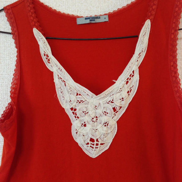 HONEYSUCKLE ROSE(ハニーサックルローズ)の赤いノースリーブ レディースのトップス(カットソー(半袖/袖なし))の商品写真