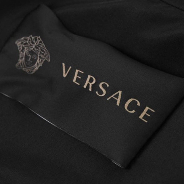 VERSACE(ヴェルサーチ)のRed eye様専用　ヴェルサーチェ*バロック ナイロンジャケット メンズのジャケット/アウター(ナイロンジャケット)の商品写真