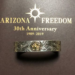 ARIZONA FREEDOM - アリゾナフリーダム K18フラワー付き唐草バングルの