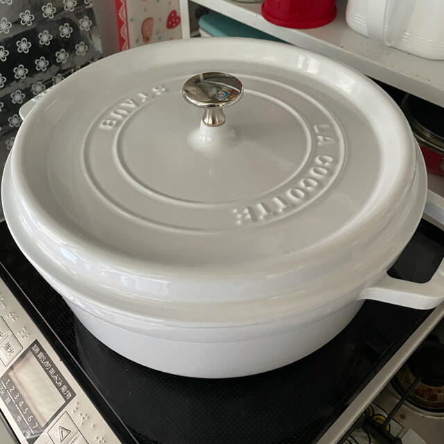 STAUB(ストウブ)のピコココットラウンドシャローホワイト 26cm インテリア/住まい/日用品のキッチン/食器(鍋/フライパン)の商品写真