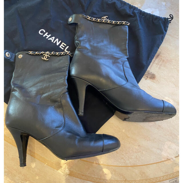 CHANEL(シャネル)の正規シャネルチェーンロゴラムスキンブーツ35.2/1🎀 レディースの靴/シューズ(ブーツ)の商品写真