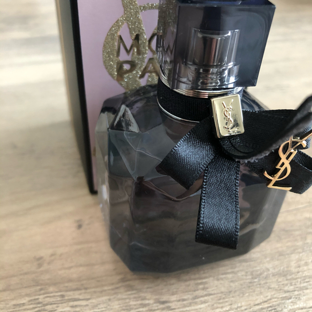 Yves Saint Laurent Beaute(イヴサンローランボーテ)のモン パリ オーデパルファム　50ml コスメ/美容の香水(香水(女性用))の商品写真