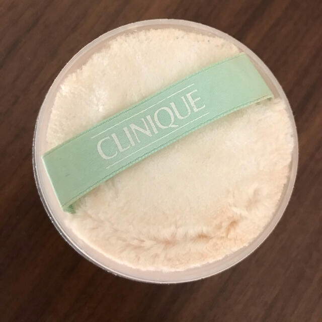 CLINIQUE(クリニーク)の大人気CLINIQUE フェースパウダー　 コスメ/美容のベースメイク/化粧品(フェイスパウダー)の商品写真