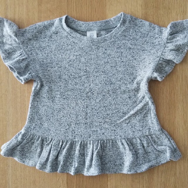 babyGAP(ベビーギャップ)のbabyGAP グレー Tシャツ キッズ/ベビー/マタニティのキッズ服女の子用(90cm~)(Tシャツ/カットソー)の商品写真