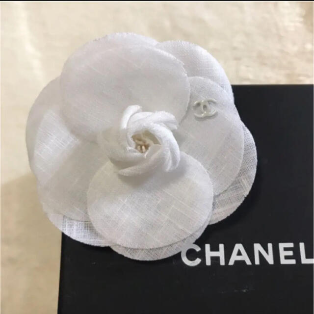 未使用♡ CHANEL  CCマーク カメリア ブローチ 白