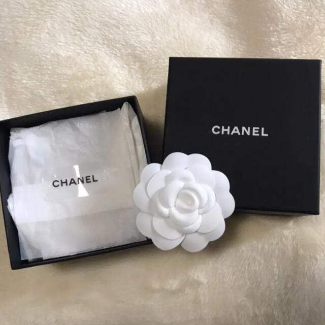 CHANEL(シャネル)の未使用♡ CHANEL  CCマーク カメリア ブローチ 白 レディースのアクセサリー(ブローチ/コサージュ)の商品写真