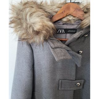 ザラ(ZARA)の《ZARA》メタルボタン ファー付きフードコート(ロングコート)