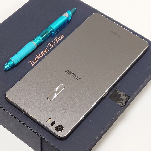 ASUS(エイスース)の巨大スマホ SIMフリー ASUS ZenFone3 Ultra スマホ/家電/カメラのスマートフォン/携帯電話(スマートフォン本体)の商品写真