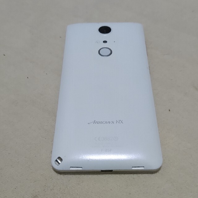 富士通(フジツウ)の【美品】ARROWS NX F-05F White 32 GB SIMフリー スマホ/家電/カメラのスマートフォン/携帯電話(スマートフォン本体)の商品写真