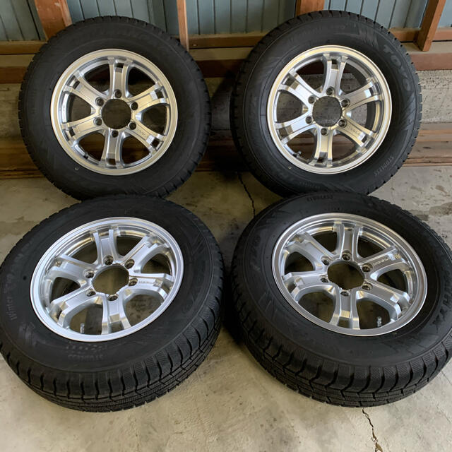 ハイエース　スタッドレス 215/65R16 TOYO18年製