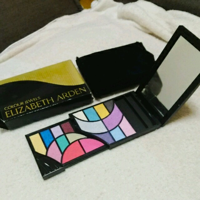 Elizabeth Arden(エリザベスアーデン)のエリザベス アーデン アイシャドウ 新品 コスメ/美容のベースメイク/化粧品(アイシャドウ)の商品写真