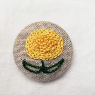 no.456  お花の刺繍のくるみボタンブローチ(コサージュ/ブローチ)