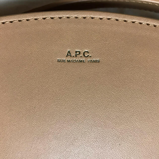A.P.Cのハーフムーンバッグ　ベージュ　新品未使用