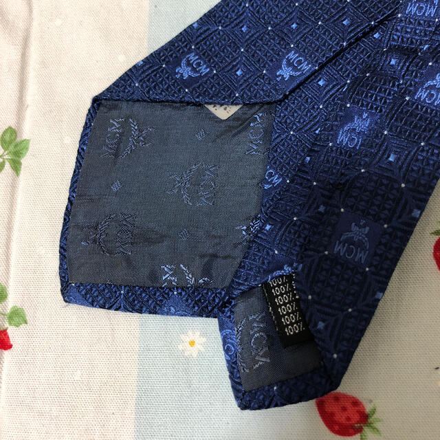 MCM(エムシーエム)の美品MCMエムシーエム　ネクタイ　ブルー青ロゴ　マーク　シルク　イタリア製 メンズのファッション小物(ネクタイ)の商品写真