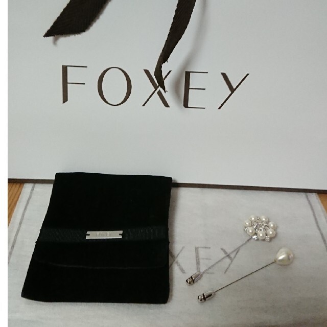 FOXEY ピンブローチ"pearl Elegance"